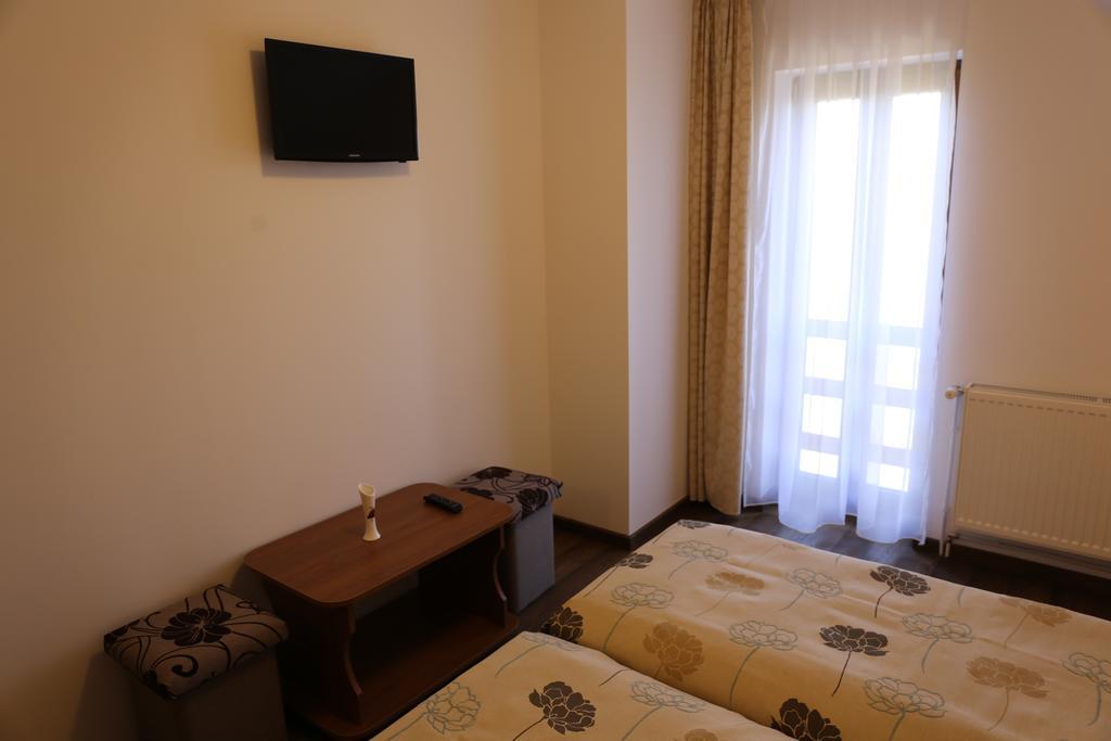 Ezuestfenyo Agroturisztikai Panzio Hotel Borzont Bagian luar foto