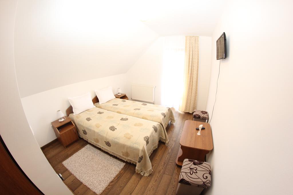 Ezuestfenyo Agroturisztikai Panzio Hotel Borzont Bagian luar foto