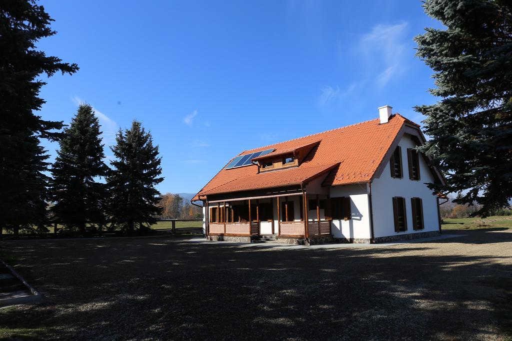 Ezuestfenyo Agroturisztikai Panzio Hotel Borzont Bagian luar foto