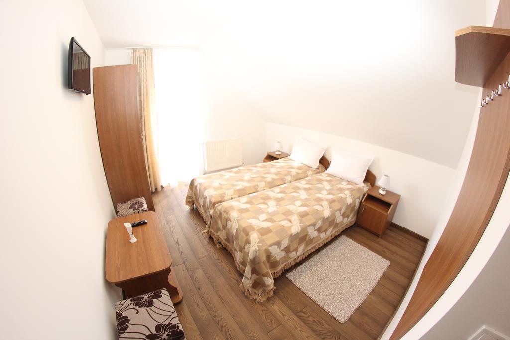 Ezuestfenyo Agroturisztikai Panzio Hotel Borzont Bagian luar foto
